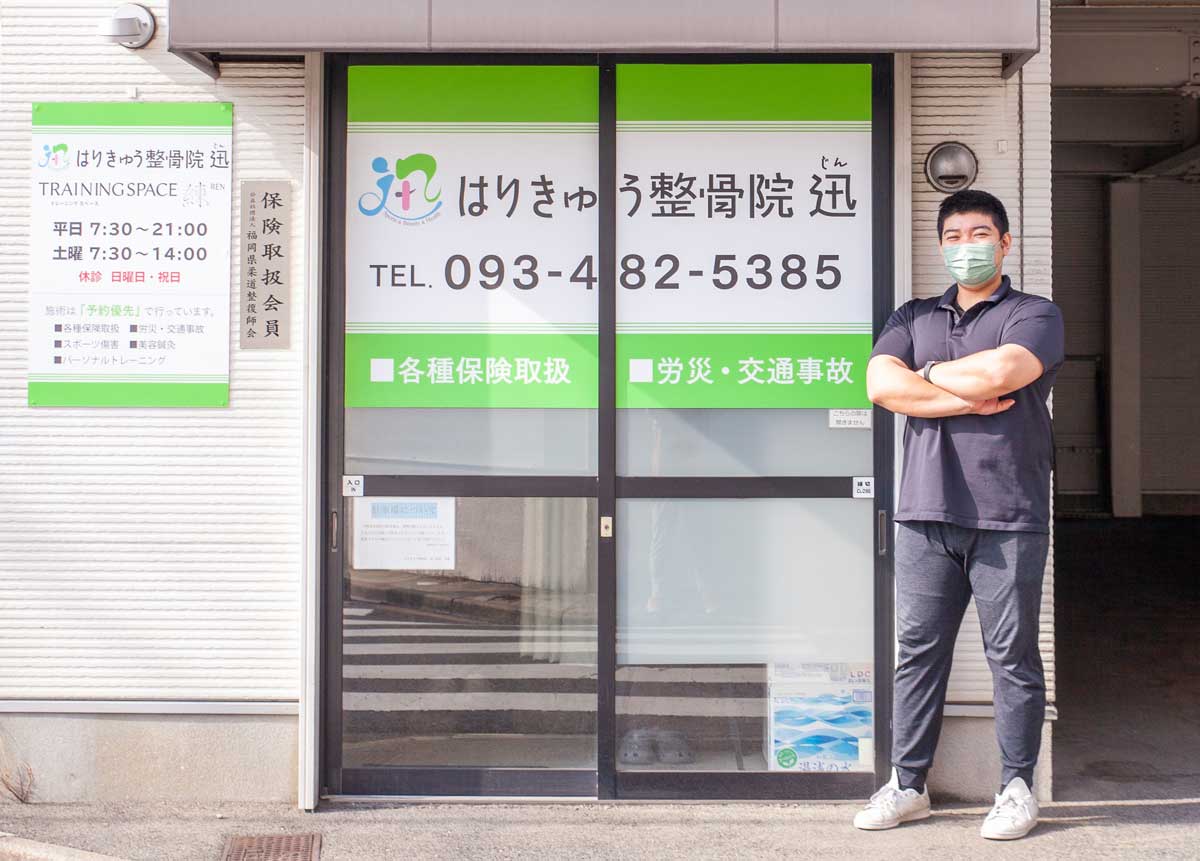 院の前に立つ院長の写真